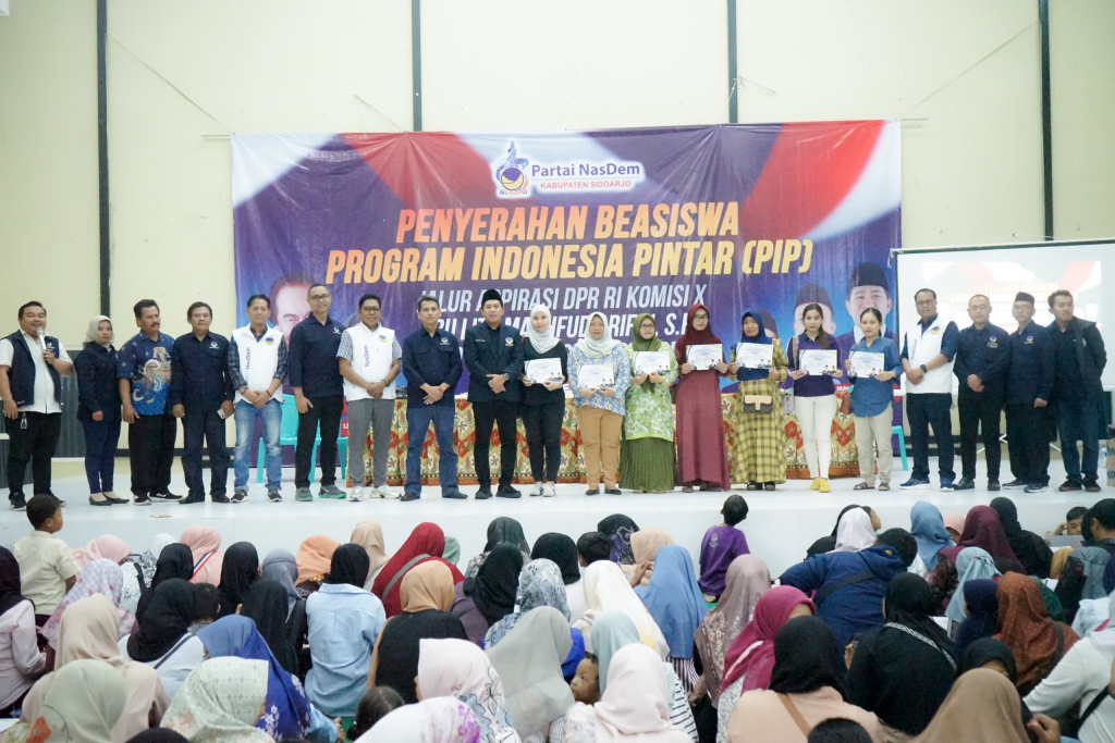 PIP - Ketua DPD Partai NasDem Kabupaten Sidoarjo, Muh Zakaria Dimas Pratama didukung Ketua DPW Partai NasDem Jawa Timur, Lita Machfud Arifin menyerahkan bantuan PIP Aspirasi untuk 15.791 pelajar, Minggu (21/12/2025).