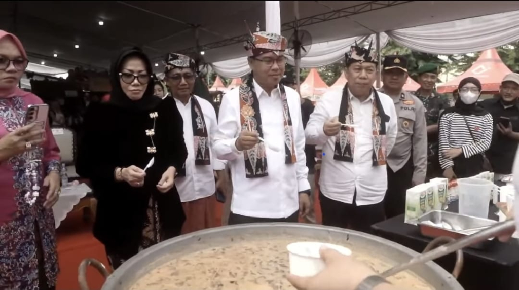 KOTA LAMA - Sekretaris Daerah Kabupaten Sidoarjo Dr Fenny Apridawati dan Ketua DPRD Abdillah Nasih membuka Festival Kota Lama Sidoarjo 2025 yang diselenggarakan di Parkir Timur GOR Sidoarjo, Minggu (21/12/2025).