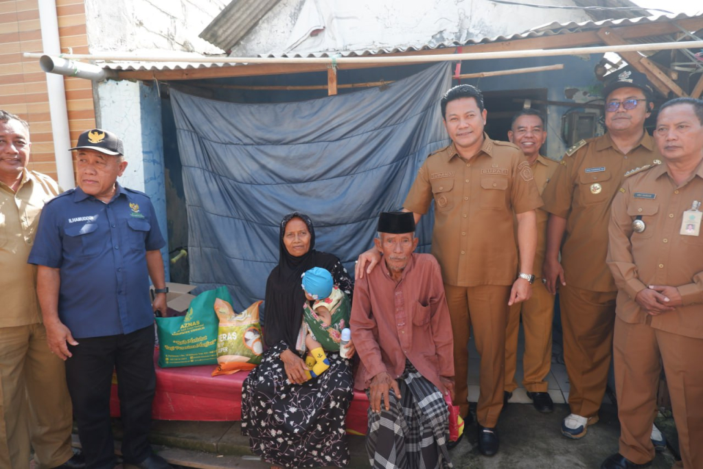 RENOVASI - Bupati Sidoarjo Subandi menggelar sidak sekaligus menjanjikan perbaikan rumah Sutikno warga Desa Pranti, Kecamatan Sedati yang tidak layak huni untuk segera diperbaiki BAZNAS Sidoarjo, Selasa (23/12/2025).