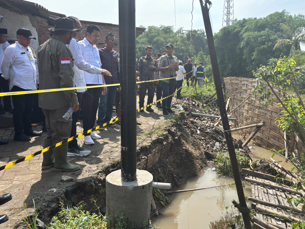 AMBROL - Bupati Sidoarjo, Subandi minta penanganan tanggul sungai jebol segera diperbaiki saat meninjau lokasi bersama Kepala Dinas PUBM dan SDA Dwi Eko Saptono, Plt Kepala BPBD Sabino Mariano dan jajaran Forkopimka Prambon, Rabu (24/12/2025).