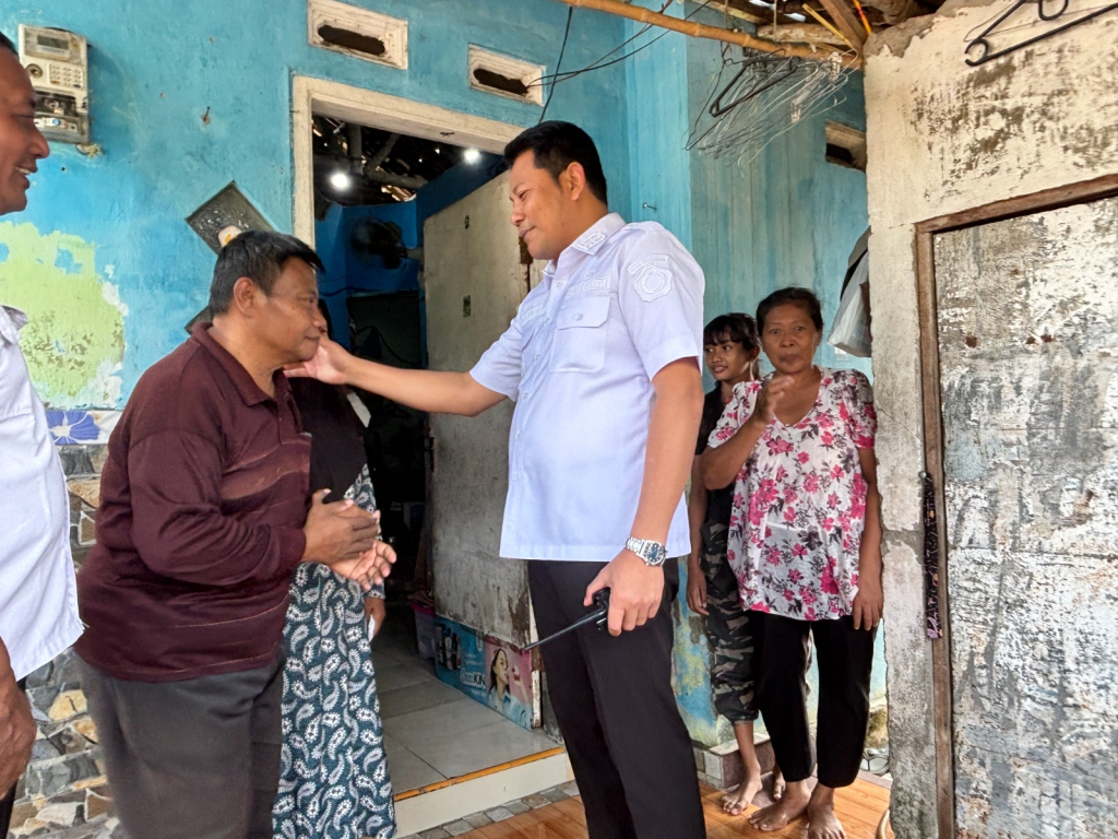 RTLH - Bupati Sidoarjo, Subandi turun langsung meninjau kondisi rumah Arif Kholig warga Desa Temu, Kecamatan Prambon, Sidoarjo yang masuk dalam kategori Rumah Tidak Layak Huni (RTLH) dan kondisinya sakit, Rabu (24/12/2025).