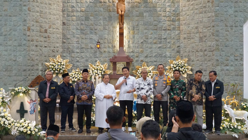 NATAL - Bupati Sidoarjo Subandi bersama Polresta, Kodim 0816, Satpol PP beserta Kepala Organisasi Perangkat Daerah (OPD) berkeliling mengunjungi sejumlah gereja di Sidoarjo, Rabu (24/12/2025) malam.