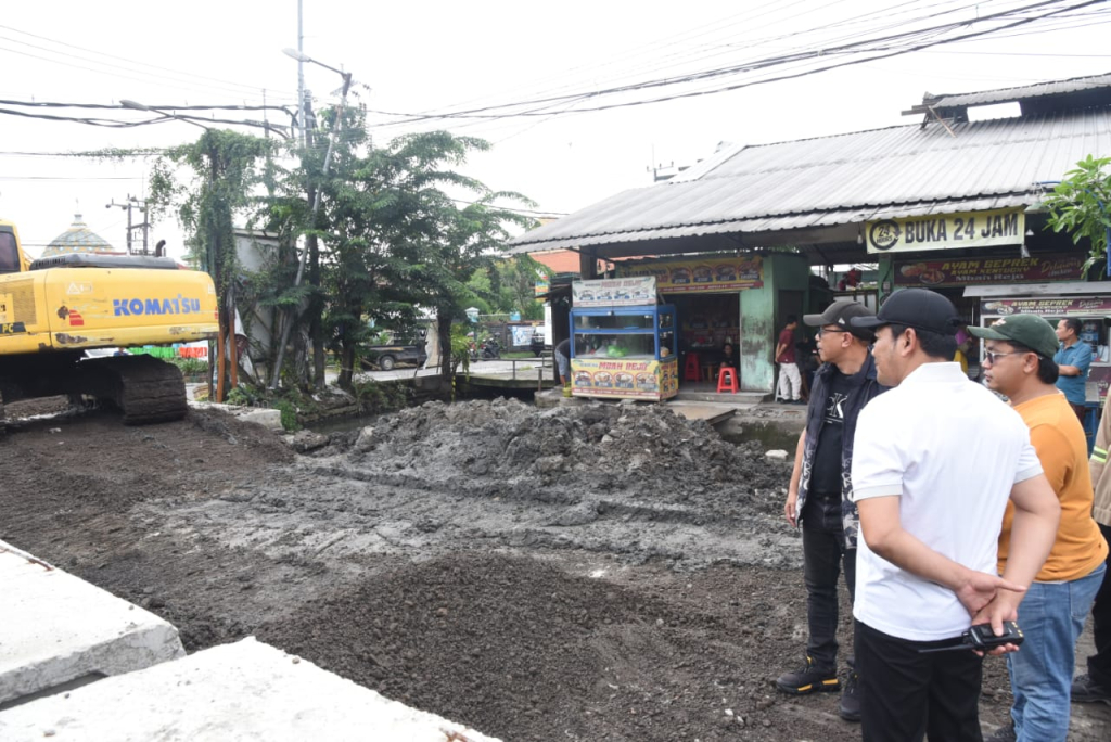 SIDAK - Bupati Sidoarjo Subandi melihat progres betonisasi Jalan Kedungrejo - Wadungasri sepanjang 1,8 kilometer mengalami deviasi 34 persen dari batas waktu kontrak pengerjaannya, Minggu (29/12/2025).
