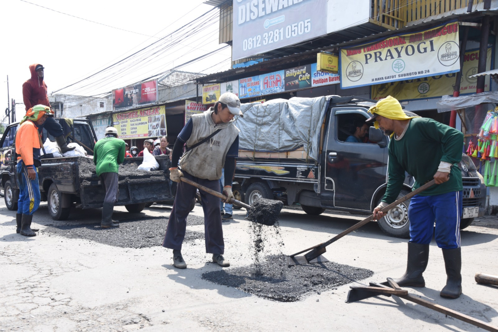 SIDAK - Wabup Sidoarjo Mimik Idayana mendampingi Satgas Jalan Dinas Pekerjaan Umum Bina Marga dan Sumber Daya Air (PUBM dan SDA) harus bekerja ekstra keras di musim penghujan karena pengaduan jalan rusak yang diterima, Senin (29/12/2025).