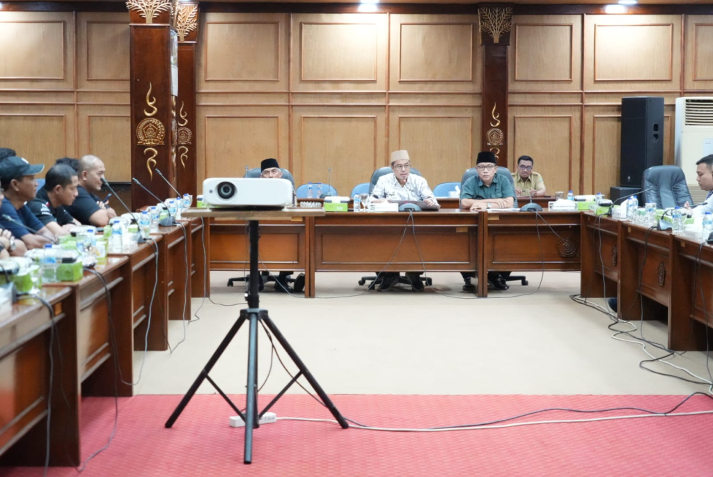 HEARING - Ketua DPRD Sidoarjo Abdillah Nasih memimpin hearing bersama Komisi A dan Komisi D serta warga Perumahan Istana Mentari dan pihak keluarga almarhum Rudi di ruang Rapat Paripurna DPRD Sidoarjo, Selasa (30/12/2025).