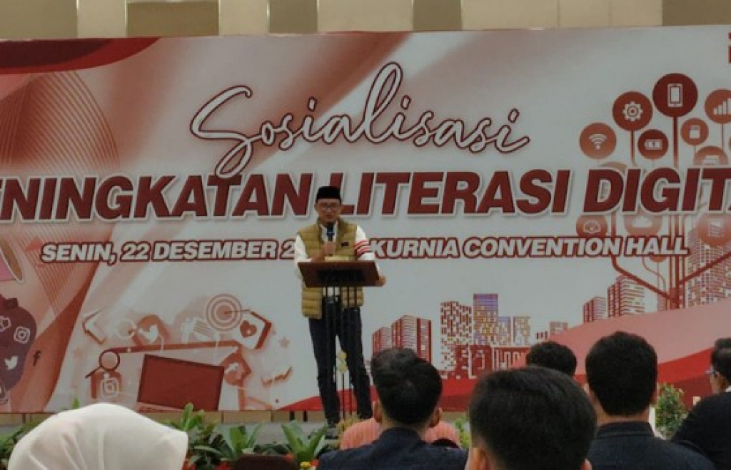 Anggota DPR RI, Budi Sulistyono Kanang saat memberikan materi terkait pentingnya literasi digital bagi generasi Milenial dan Gen Z