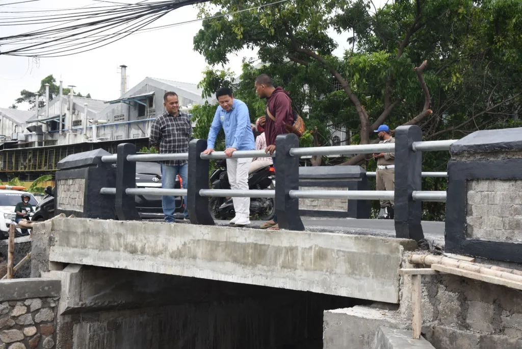 CEK - Bupati Sidoarjo Subandi sidak proyek pembangunan Jembatan di Desa Banjarsari, Kecamatan Buduran telah rampung sepenuhnya akhir Desember 2025 usai mendapatkan keluhan soal keretakan jembatan baru itu, Minggu (11/01/2026).