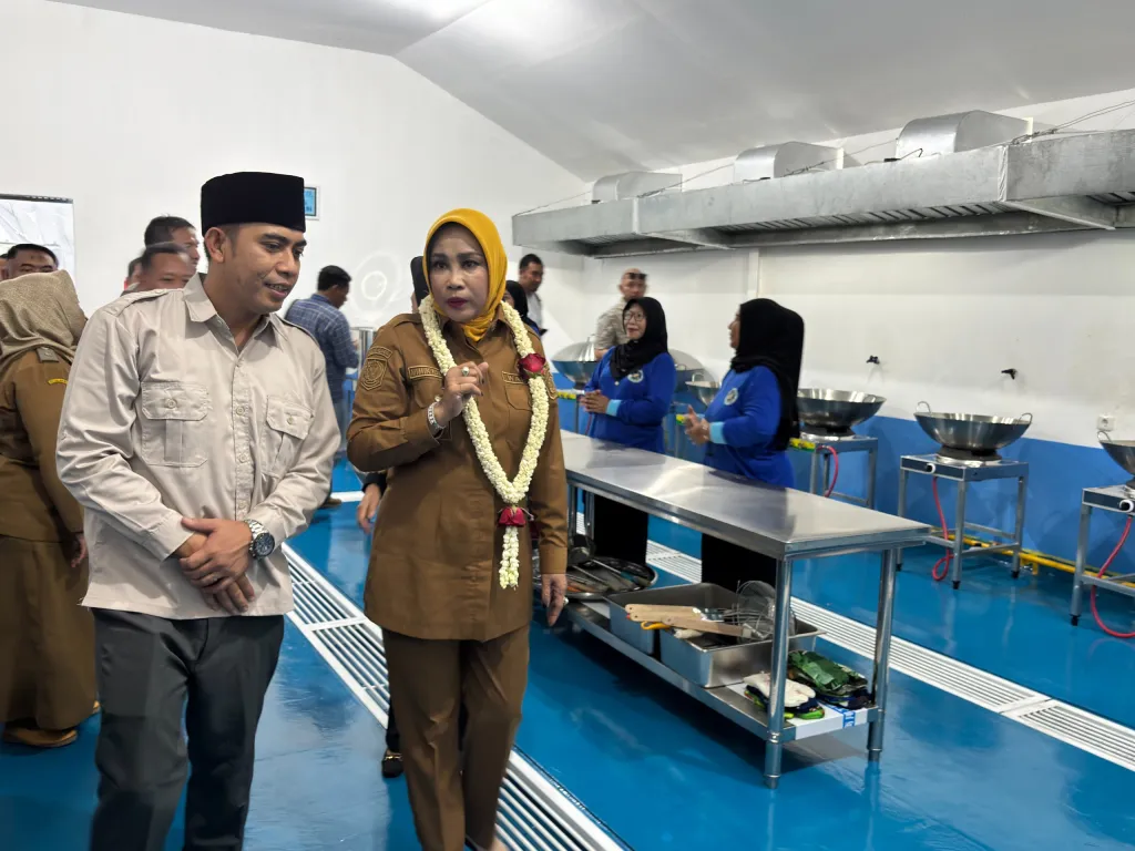 RESMIKAN - Wakil Bupati (Wabup) Sidoarjo Mimik Idayana meresmikan gedung dapur Satuan Pelayanan Pemenuhan Gizi (SPPG) program Makan Bergizi Gratis (MBG) di Desa Temu, Kecamatan Prambon, Sidoarjo, Selasa (13/01/2026).