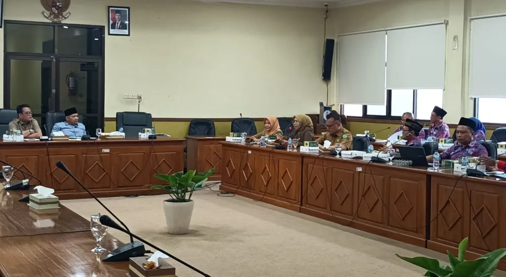 Desak Percepatan, Ribuan Perangkat Belum Gajian Gegara Terganjal Perbup Wadul Komisi A DPRD Sidoarjo