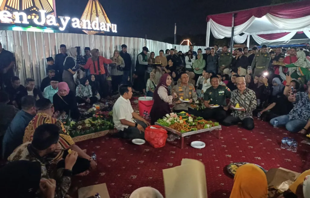 Warga Tumplek Blek Ikut Makan Bareng Wabup Sidoarjo di Monumen Jayandaru Alun-Alun Bersama Dewan dan Forkopimda