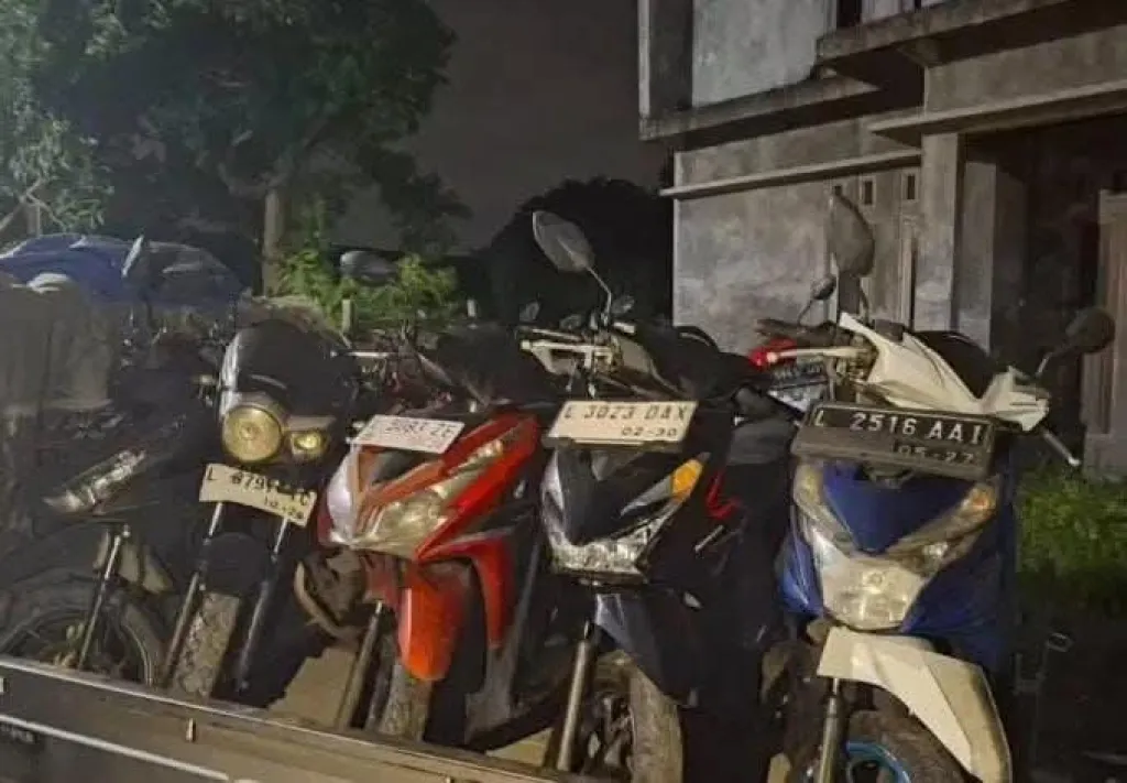 APH Sidoarjo Kecolongan, Gudang Penadah Motor Curian Digrebek Petugas Polrestabes Surabaya di Jumputrejo Sukodono
