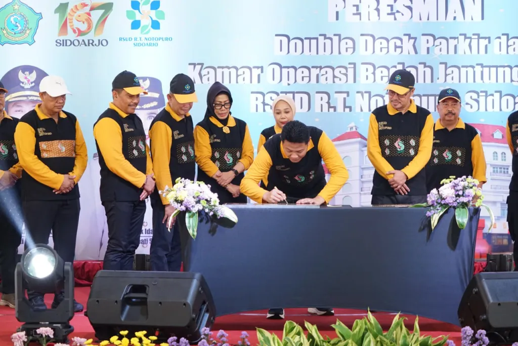 RESMIKAN - Bupati Sidoarjo Subandi meresmikan fasilitas parkir double deck dan kamar operasi bedah jantung terbuka di RSUD RT Notopuro Sidoarjo dengan nilai total Rp 34,5 miliar, Jumat (13/02/2026).