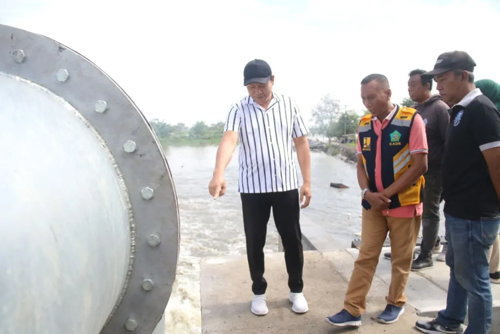 SIDAK - Bupati Sidoarjo Subandi bersama Kepala Dinas Pekerjaan Umum Bina Marga dan Sumber Daya Air (PUBM dan SDA) Muhammad Makhmud serta Camat Candi sidak Rumah Pompa Kedungpeluk yang baru selesai, Sabtu (28/02/2026).