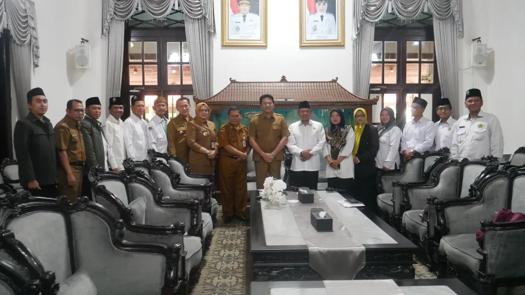 KOMITMEN - Bupati Sidoarjo Subandi berkomitmen mempererat sinergi mendorong kemajuan dan kemakmuran masjid saat audiensi di Pendopo Delta Wibawa dengan pengurus Dewan Masjid Indonesia (DMI), Senin (02/03/2026).