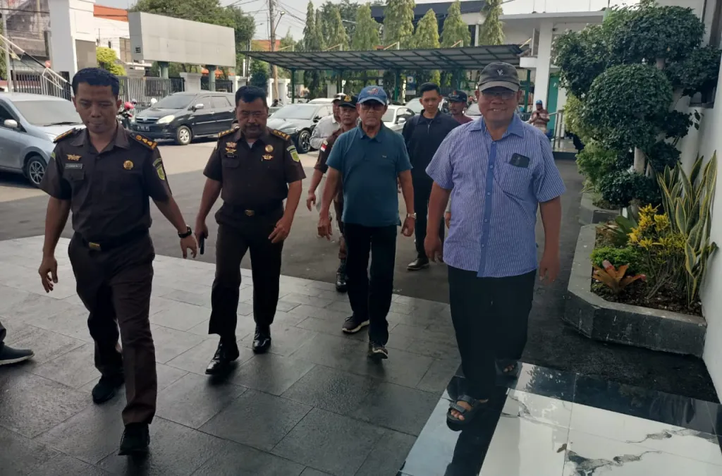 LURUK - Sekitar 11 orang perwakilan warga Desa Damarsi, Kecamatan Buduran, mendatangi (meluruk) Kantor Kejaksaan Negeri (Kejari) Sidoarjo untuk mempertanyakan masalah perkembangan pendidikan kasus TKD Damarsi, Senin (09/03/2026) sore.