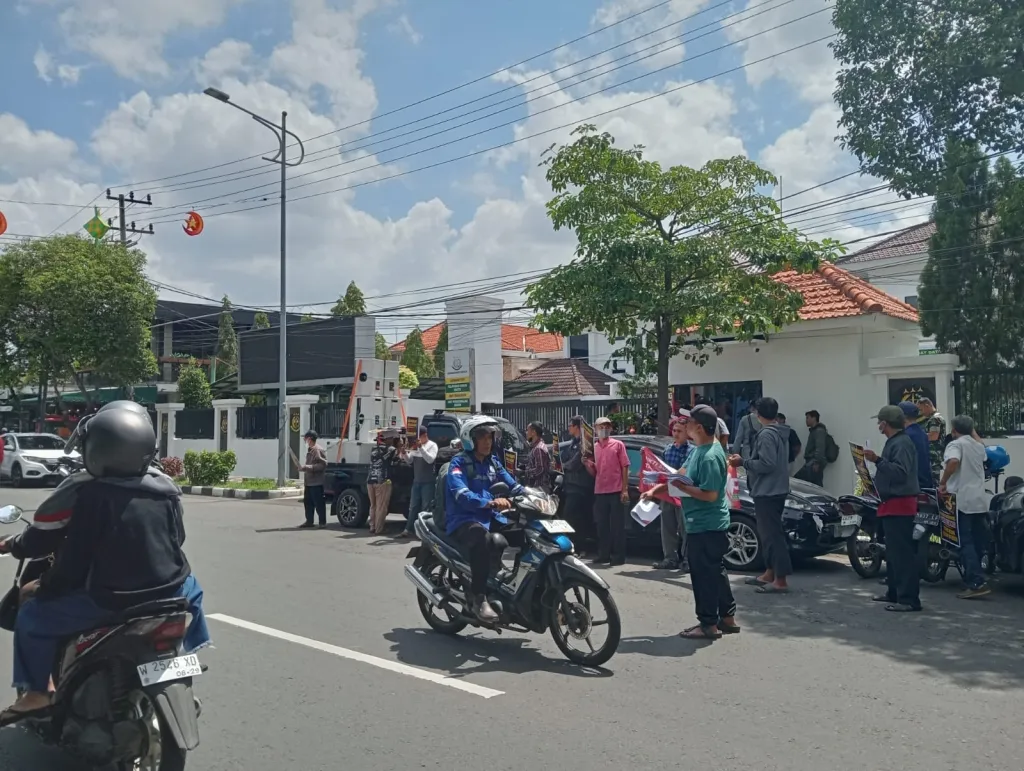 Tuding Kriminalisasi Pedagang Kasur, FAMKri dan MAPIK Geruduk Polresta - Kejari Sidoarjo Tuntut Keadilan