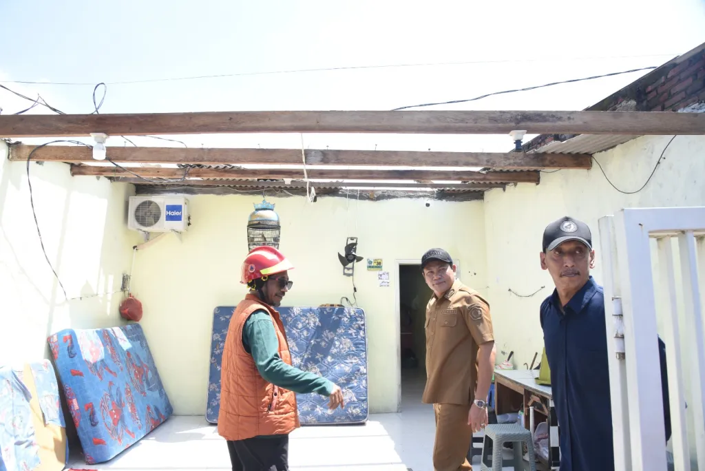 Bupati Sidoarjo Janji Perbaiki Puluhan Rumah Korban Puting Beliung di Sedati dan Waru
