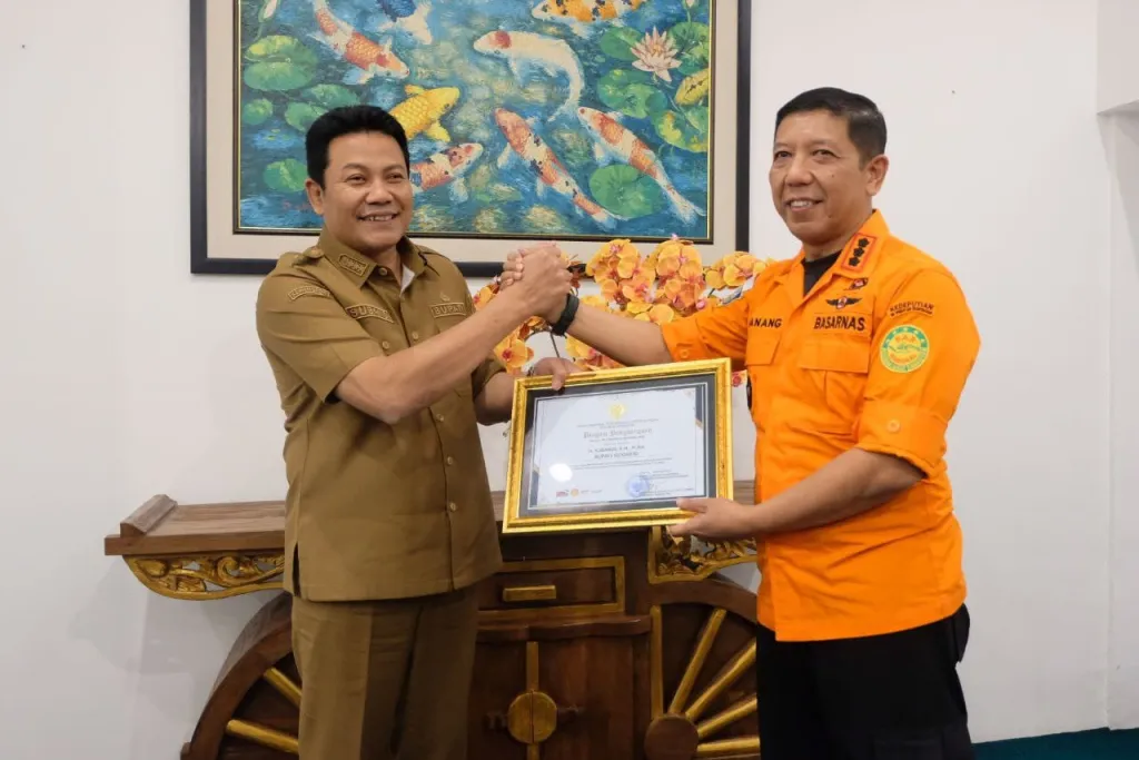 PENGHARGAAN - Kepala Basarnas Surabaya Nanang Sigit yang diterima langsung Bupati Sidoarjo Subandi di Kantor Pemkab Sidoarjo, Senin (16/03/2026).