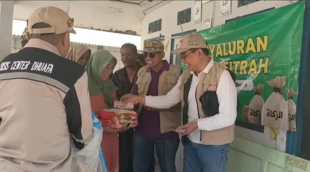 Menembus Ombak Sungai, Perjalanan Tim CCD MBM Vancouver Puri Surya Jaya Serahkan Beras 700 Kilogram di Pesisir Sidoarjo
