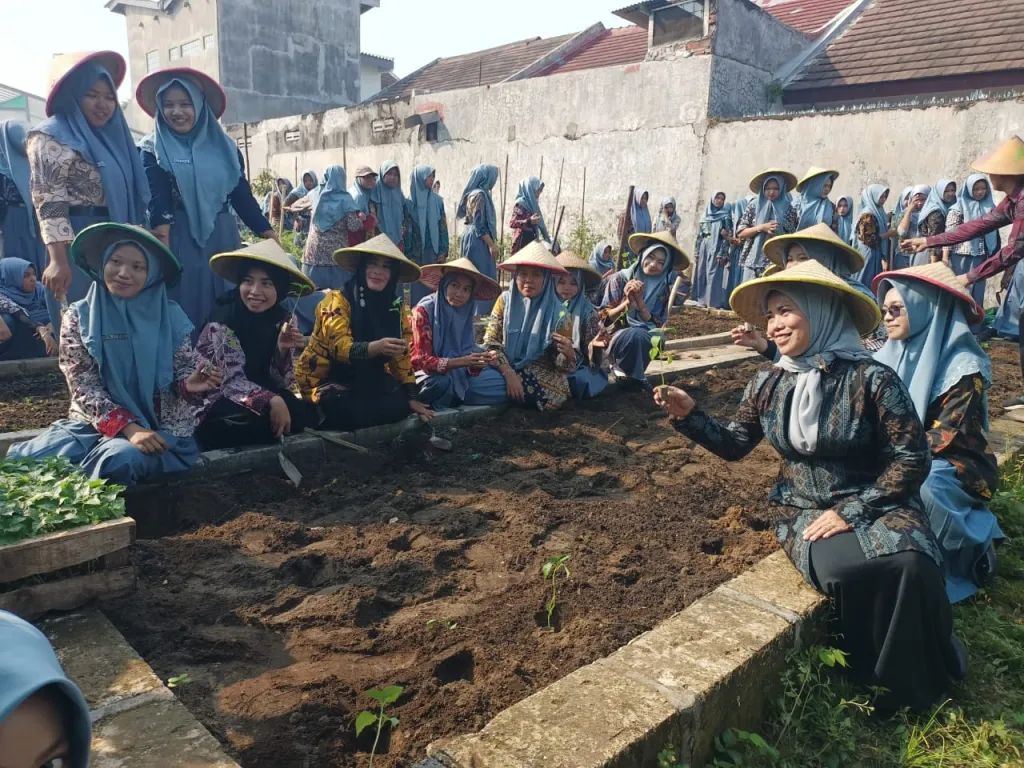 Peringati Hari Kartini, Perkuat Ketahanan Pangan Siswi dan Guru SMK YPM 8 Sidoarjo Gelar Program Srinam