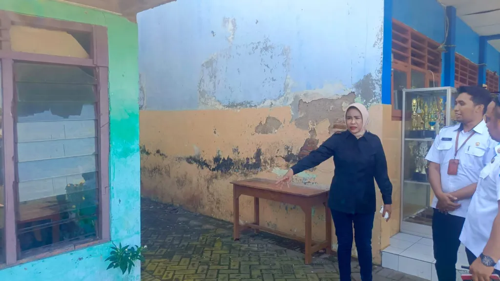 Sidak SDN Putat Tanggulangin, Wabup Sidoarjo Mimik Idayana Perintahkan Renovasi Total Demi Keselamatan Siswa