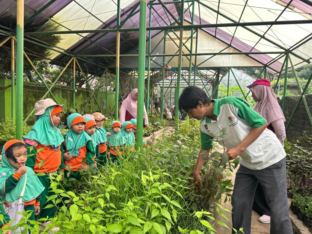 Aksi Nyata Siswa KB TK Al Muslim Peringati Hari Bumi Bersihkan Taman DKPP, Taman Harmoni dan UPN Surabaya