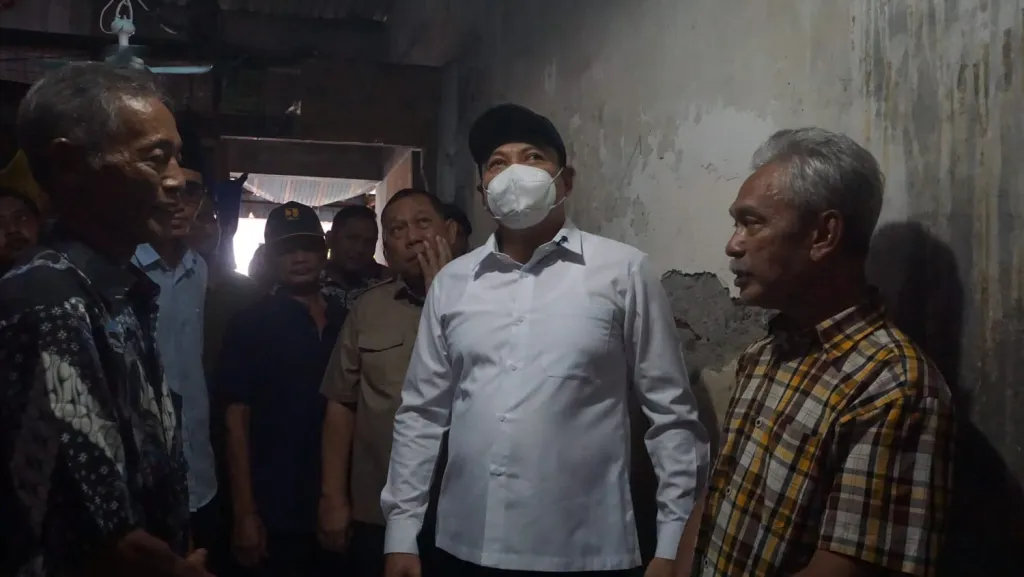 SIDAK - Bupati Sidoarjo Subandi melakukan sidak Rumah Tidak Layak Huni (RTLH) di Kecamatan Waru dan menyalurkan bantuan kursi roda di wilayah Kecamatan Gedangan, Jumat (24/04/2026).