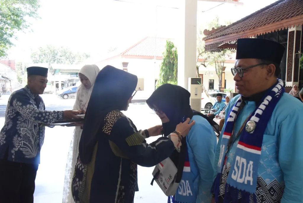 Rombongan Pertama 39 CJH dari Sidoarjo Diberangkatkan, Sekda Titip Doa untuk Kebaikan Kota Delta