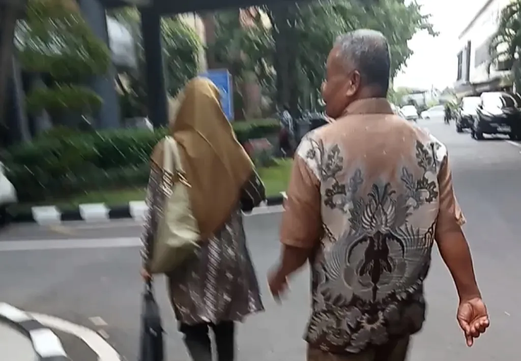 USAI DIPERIKSA - Kades dan Sekdes Sukorejo, Kecamatan Buduran, Sidoarjo usai diperiksa tim penyidik Subdit II Harda Bangtah Ditkrimum Polda Jawa Timur meninggalkan lokasi pemeriksaan beberapa pekan lalu.