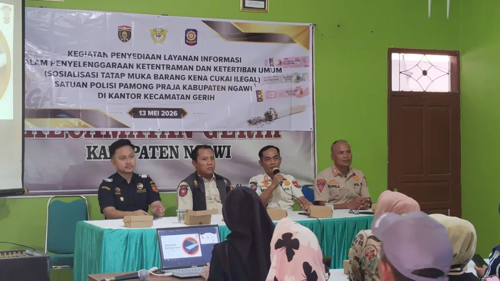 SOSIALISASI - Satpol PP Pemkab Ngawi melalui program Sosialisasi Tatap Muka Barang Kena Cukai Ilegal bersama Bea Cukai Madiun sosialisasi soal bahaya serta dampak rokok ilegal di Aula Kecamatan Gerih.