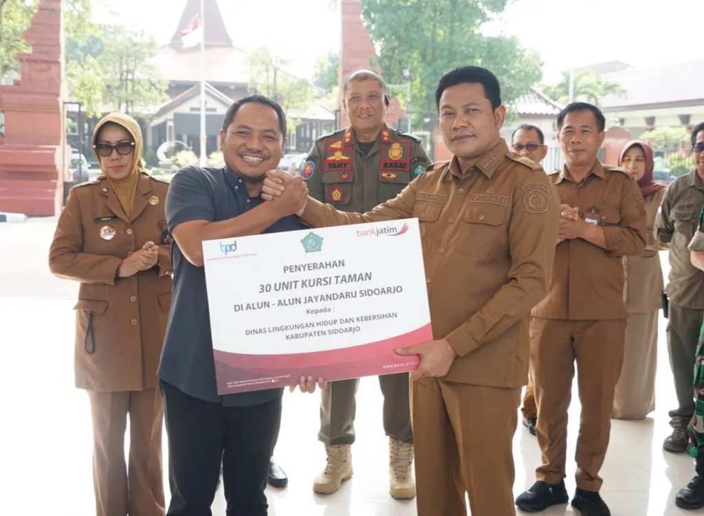 Terima 30 Kursi Taman CSR Bank Jatim, Bupati Sidoarjo Ajak Warga Jaga Fasilitas Alun Alun dan Taati Peraturan