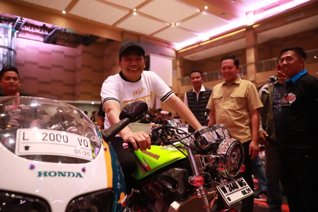 MOTOR - Bupati Sidoarjo Subandi membuka kegiatan penyelenggaraan Jayandaru All 2 Stroke Sidoarjo Vol I yang digelar di Mal Pelayanan Publik (MPP) Sidoarjo, Minggu (31/05/2026).