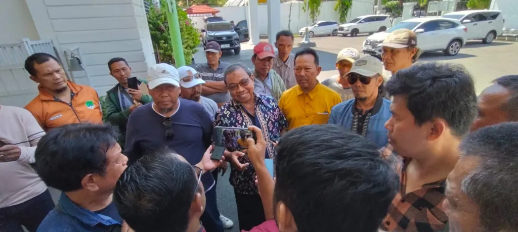 PERIKSA - Belasan warga Damarsi, Kecamatan Buduran mendampingi Musholin mantan Kades Damarsi periode 2011 - 2017 dan Farid Efendi mantan Ketua (LPMD) Damarsi periode 2018 - 2023 di ruang Pidsus Kejari Sidoarjo, Jumat (05/06/2026).