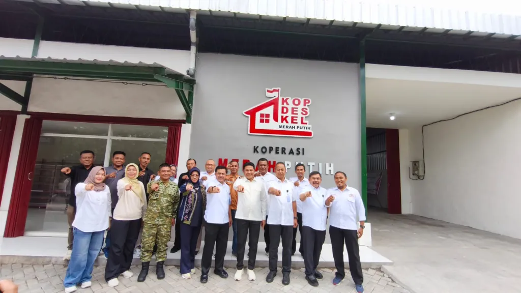 Sokong Ekonomi Kerakyatan, Tenaga Ahli KSP dan Bupati Subandi Tinjau Koperasi Merah Putih di Sidoarjo