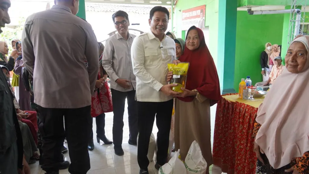 Isi Libur 1 Muharram 1448 Hijriah, Bupati Sidoarjo Salurkan Bantuan Pangan untuk 934 Warga Sukodono