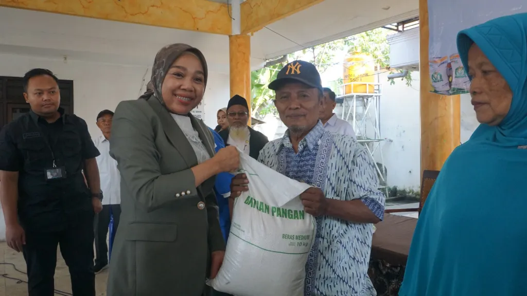 Redam Lonjakan Harga Pokok, Ribuan Warga 3 Desa di Gedangan Terima Bantuan Beras dan Minyak Goreng