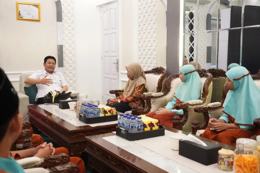 Bawa Suara dari Masa Depan, Alumni MINU KH Mukmin Titip Harapan ke Bupati Subandi Soal Jalan dan Pendidikan