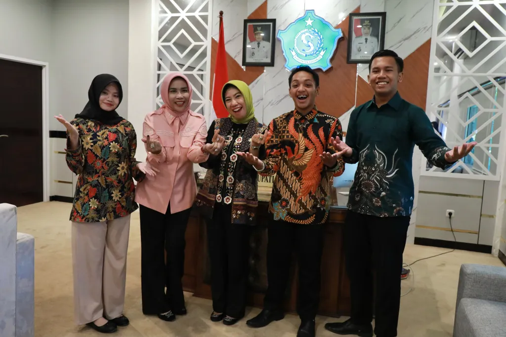 Wabup Mimik Beri Jempol 3 Pelajar Sidoarjo Pilihan Gagas Gerakan Tukar Sampah Plastik Jadi Bibit Tanaman