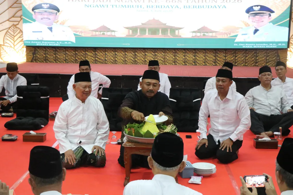 MALAM TIRAKATAN - Bupati Ngawi Ony Anwar Harsono memimpin acara Malam Tirakatan dalam rangka memperingati Hari Jadi Kabupaten Ngawi ke 668 di Pendopo Wedya Graha, Senin (06/07/2026) malam.