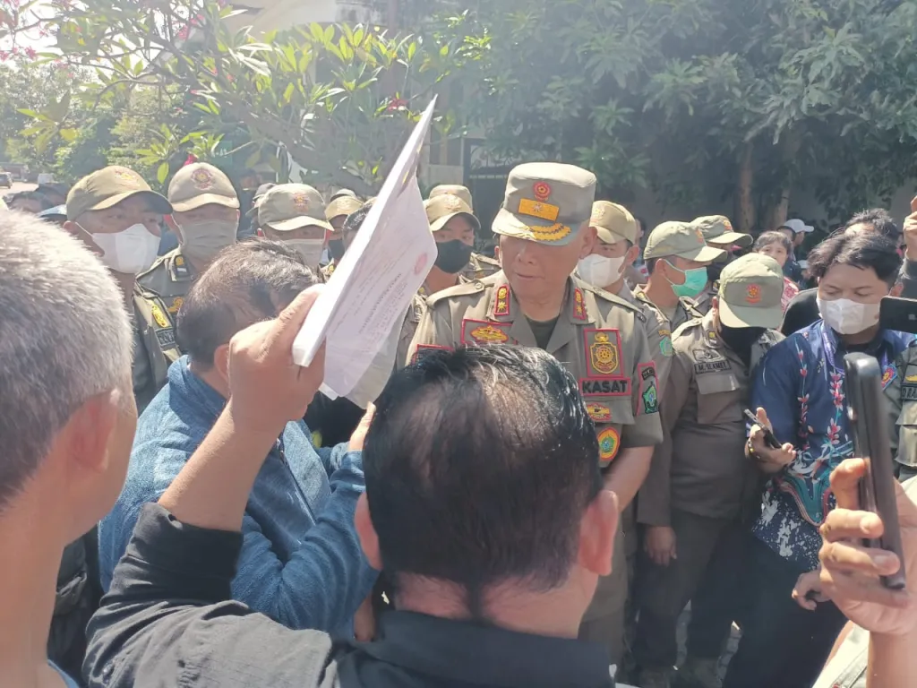 KALAH - Majelis Hakim yang diketuai Reza Adityatama SH memutuskan Bupati Sidoarjo membangun kembali tembok perumahan Mutiara Regency yang terlanjur dirobohkan menggunakan alat berat awal tahun kemarin. Insert putusan PTUN.
