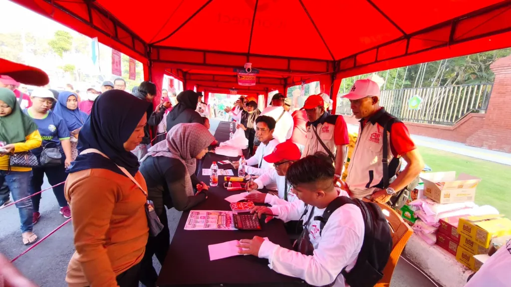 Jaga Stabilitas Harga Pangan, TP PKK dan KDMP Sidoarjo Sukses Gelar Gebyar Pasar Rakyat Murah di Alun-Alun