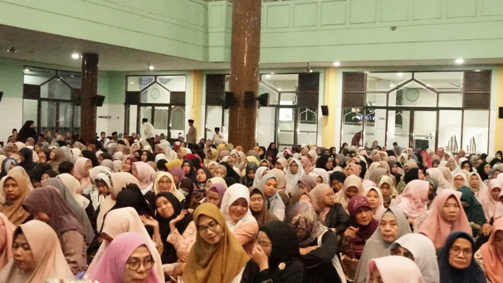 Bersama Ustadz Hanan Attaki, Lautan Jamaah Padati Masjid Agung Sidoarjo Saat Peringatan Satu Dekade Ummi Peduli