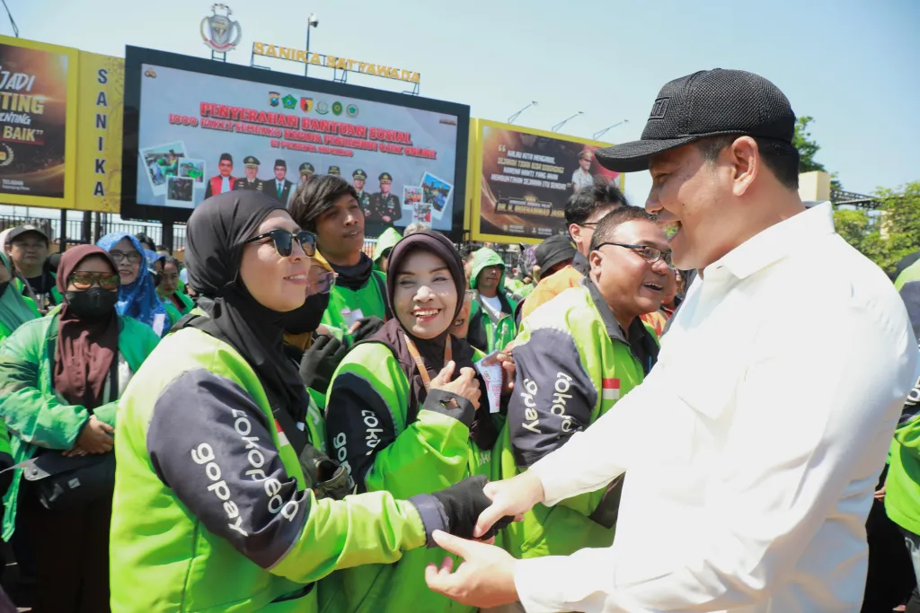 BAGIKAN - Bupati Subandi bersama Forkopimda Sidoarjo membagikan 1.000 paket beras 5 kilogram di halaman Mapolresta Sidoarjo, Jumat (04/09/2026).