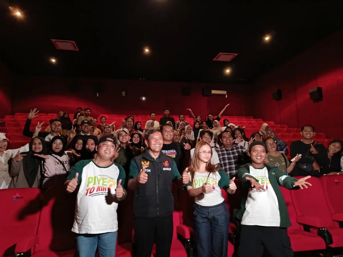 Pemeran film komedi ‘Piye To Kih?’ bersama Wakil Bupati Ngawi usai nonton bareng di NSC.