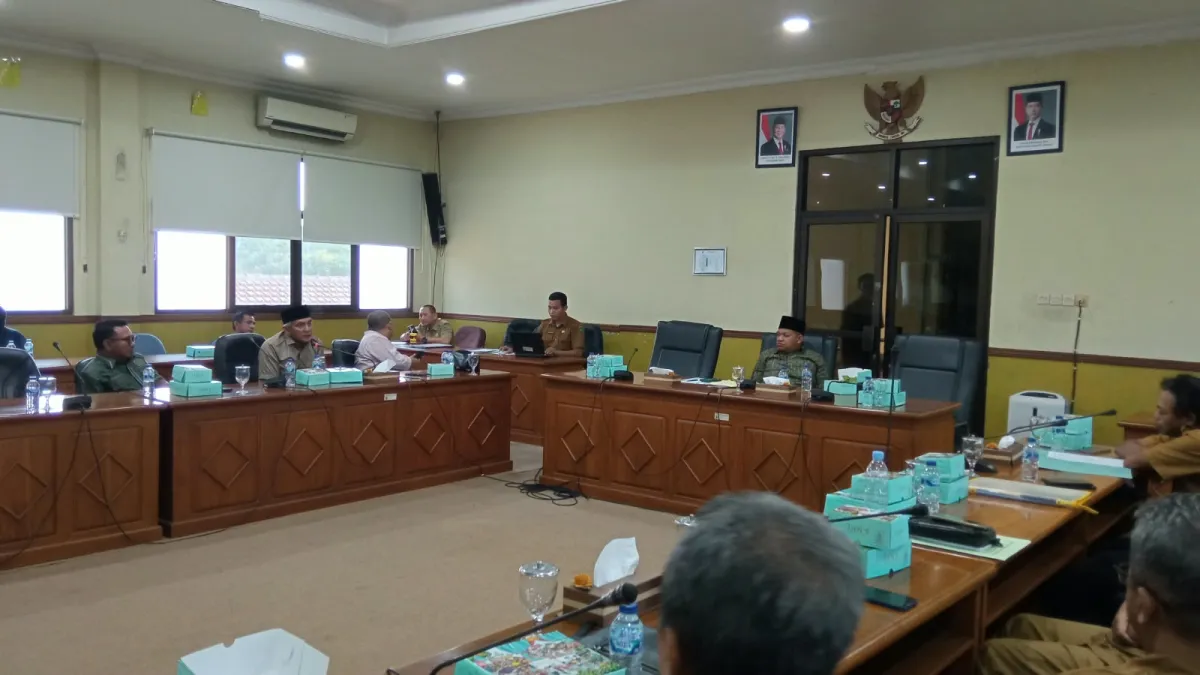 HEARING - Rapat dengar pendapat di DPRD Sidoarjo memanas saat pengurus BPD dan belasan perangkat Desa Mliriprowo, Kecamatan Tarik hearing dengan Komisi A DPRD soal dugaan penyalahgunaan anggaran yang diduga dilakukan Kades Mamok W, Selasa (13/10/2026).