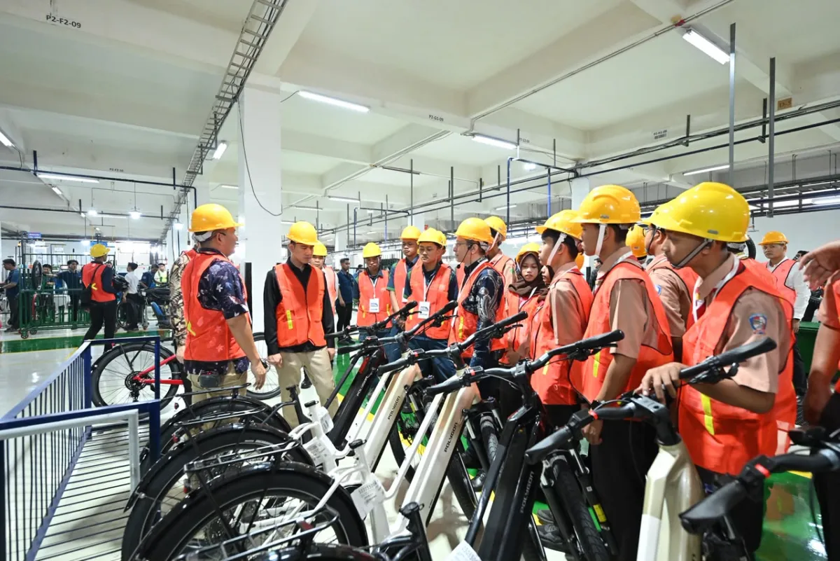 KUNJUNGAN - Wapres RI Gibran Rakabuming Raka Kunker) ke pabrik produsen sepeda terkemuka PT Insera Sena (Polygon Bikes) yang ada di Buduran Sidoarjo, Jawa Timur didampingi Gubernur Jatim dan Bupati Sidoarjo, Jumat (16/10/2026) petang.