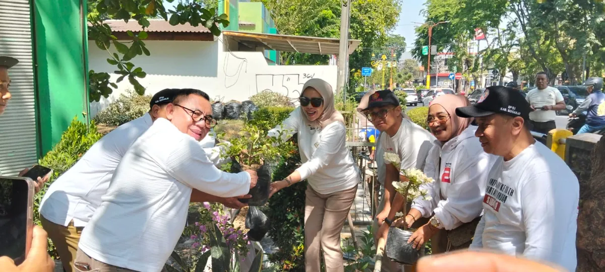 Wujud Nyata Program ASRI, Kader Gerindra Sidoarjo Rayakan HUT Ke 75 Presiden Prabowo Lewat Hijaukan Kota Delta