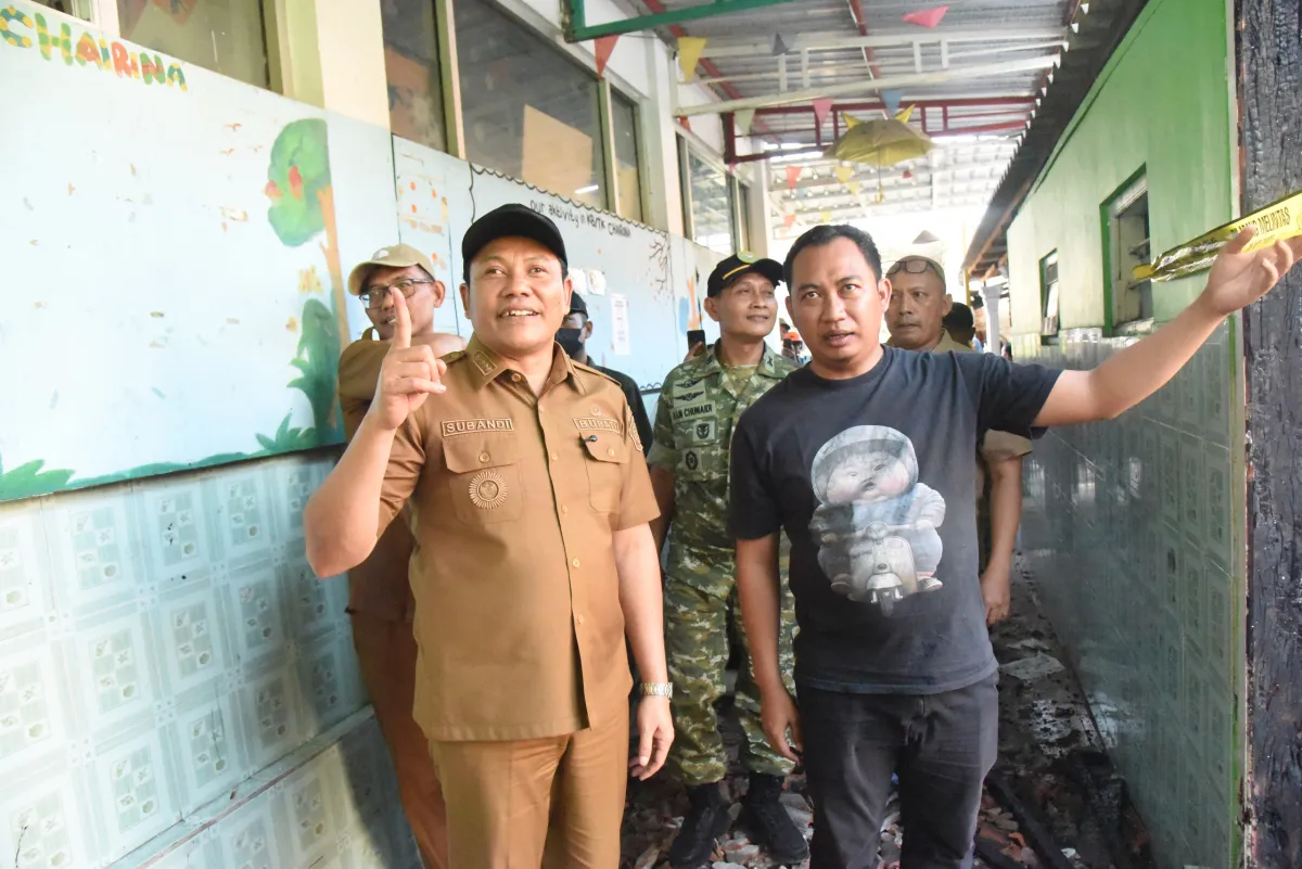 SIDAK - Bupati Sidoarjo Subandi bergerak cepat merespons musibah kebakaran yang menimpa KB/TK Islam Chairina di Dusun Tempuran, Desa Tarik, Kecamatan Tarik, Sidoarjo, Senin (19/10/2026).