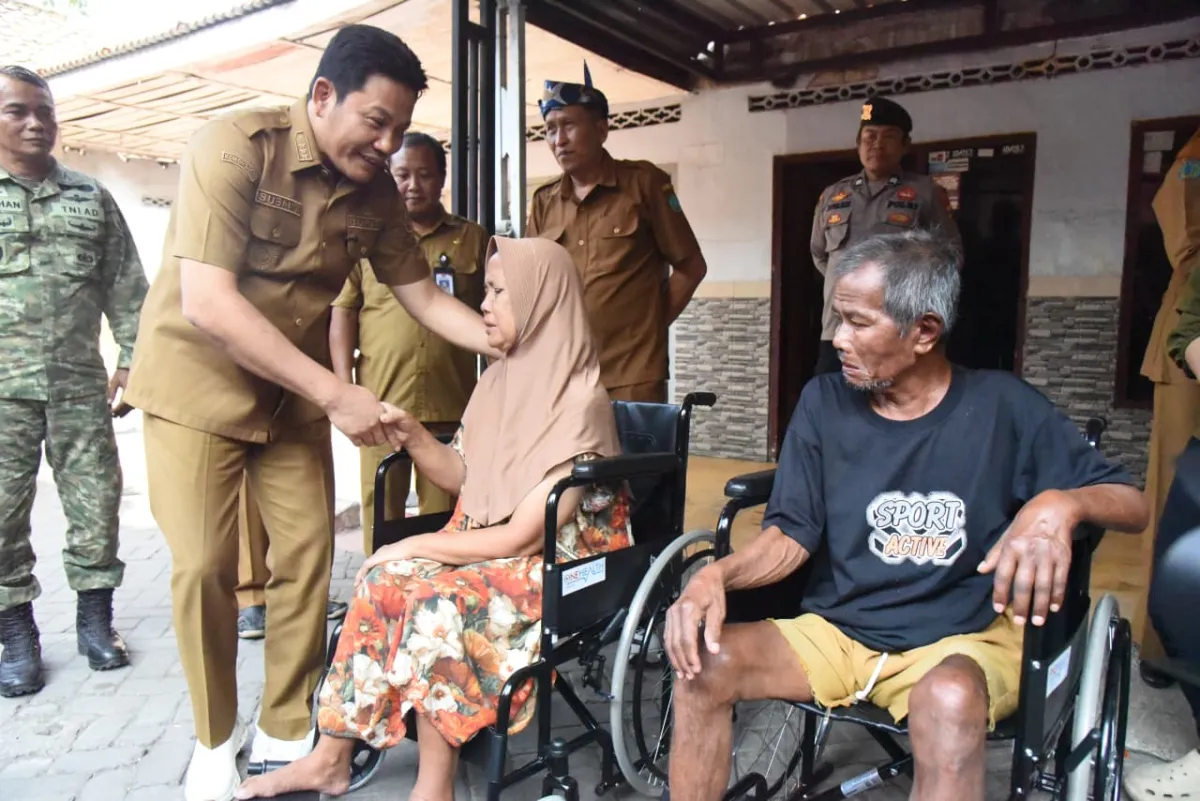 Sidak Kemanusiaan di Prambon, Bupati Sidoarjo Pastikan Bedah Rumah Warga dan Serahkan Bantuan Kursi Roda