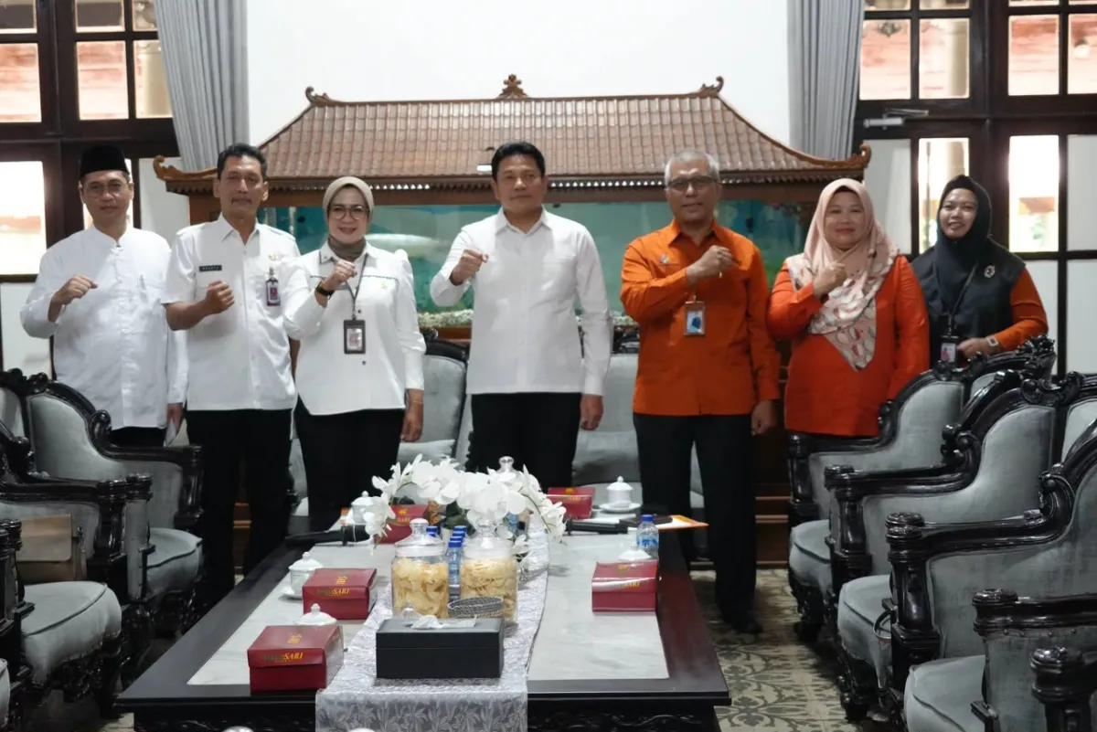 KEMISKINAN - Bupati Sidoarjo Subandi bersama Kepala BPS Sidoarjo Bagyo Trilaksono membahas kemiskinan dalam kurun waktu satu dekade (Maret 2016 - Maret 2026) tingkat kemiskinan di Sidoarjo secara konsisten menunjukkan tren penurunan, Rabu (21/10/2026).